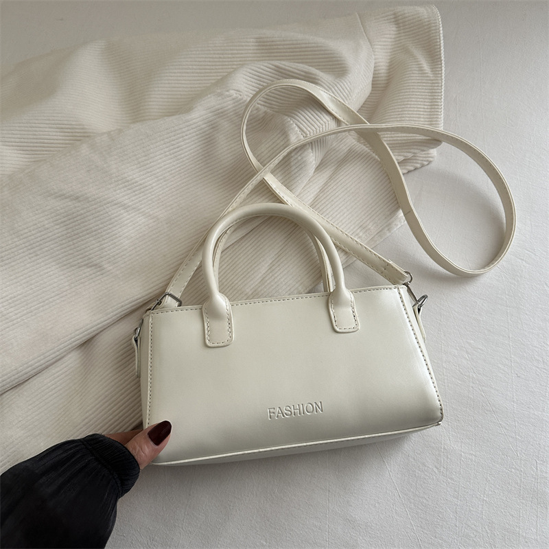 Bolso cuadrado pequeño simple de mano 2025 primavera y verano nuevo estilo bolso de hombro de moda de alta gama versión coreana bolso de mensajero de nicho femenino