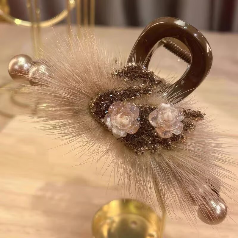 2026秋冬ミンクファー毛皮ヘアクリップ、高級感のある後頭部用大型シャーククリップ、ハート型キラキラ輝くダイヤモンド付き毛皮ヘアクリップ