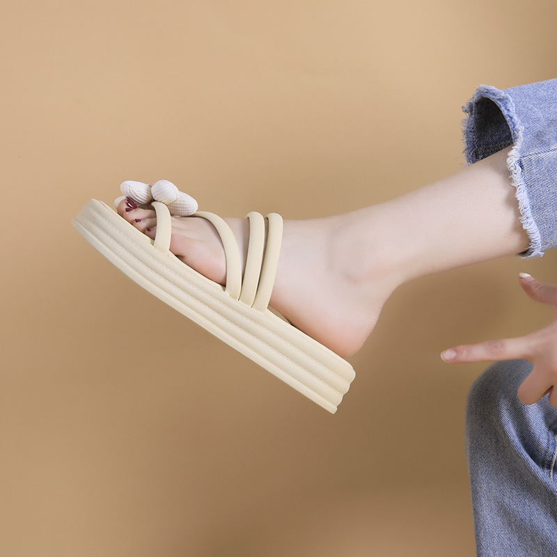 Zapatillas para mujeres 2025 nuevo estilo de verano con falda de alta calidad de moda con suela gruesa y suave antideslizante zapatillas frías junto al mar