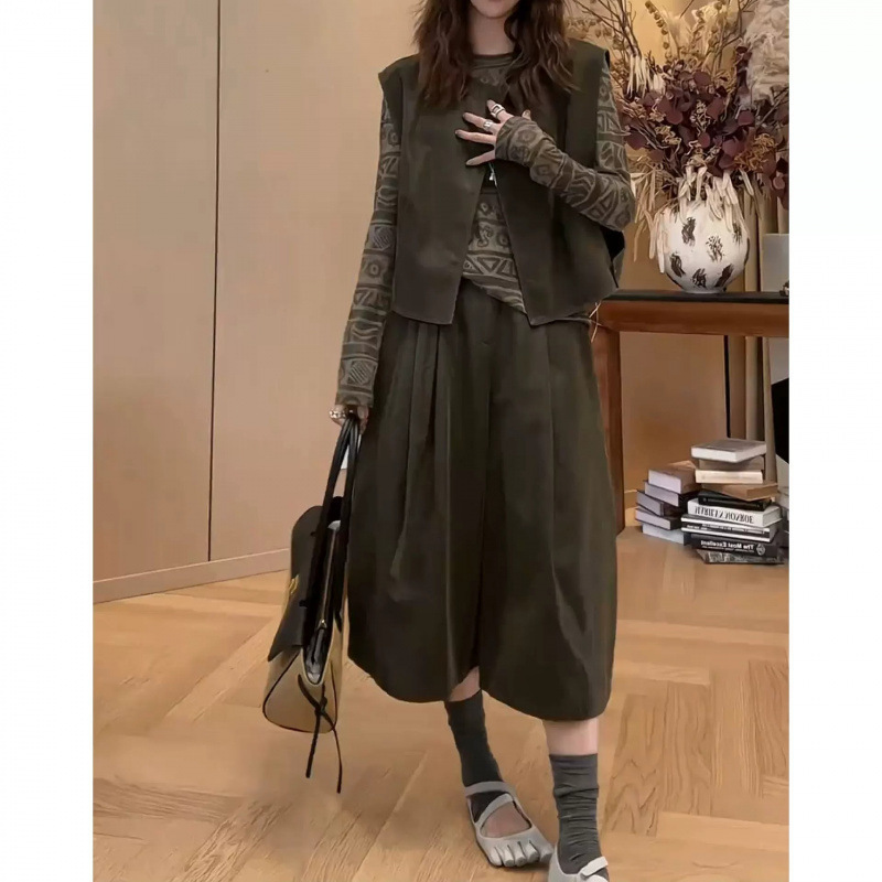 2026 Early Autumn Geometric Print Top, Olive Green Leather Vest, Pleated Cropped Pants, Women's Fashionable and Elegant Three-Piece Set 2026 Early Autumn Geometric Print Top, Olive Green Leather Vest, Pleated Cropped Pants, Women's Fashionable and Elegant Three-Piece Set