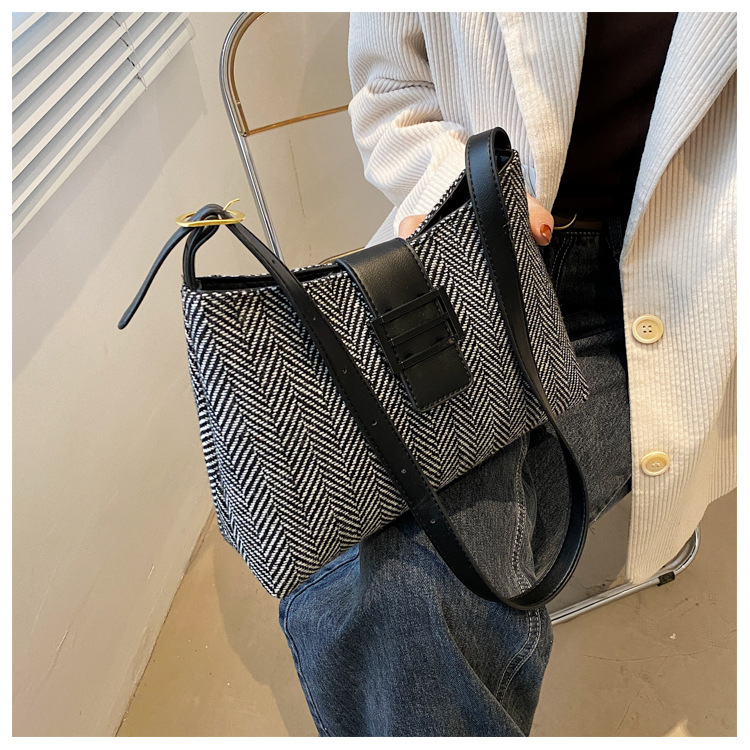 Canvas Check Shoulder Underarm Bag Fashion Urban Messenger Bag Commuter Bag display picture 14