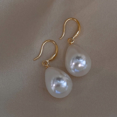 Retro Hong Kong-style Waterdrop Pearl Earrings for Women: Unique Design, Sophisticated & Cool-Fashioned French Artistic Ear Pins and Accessories