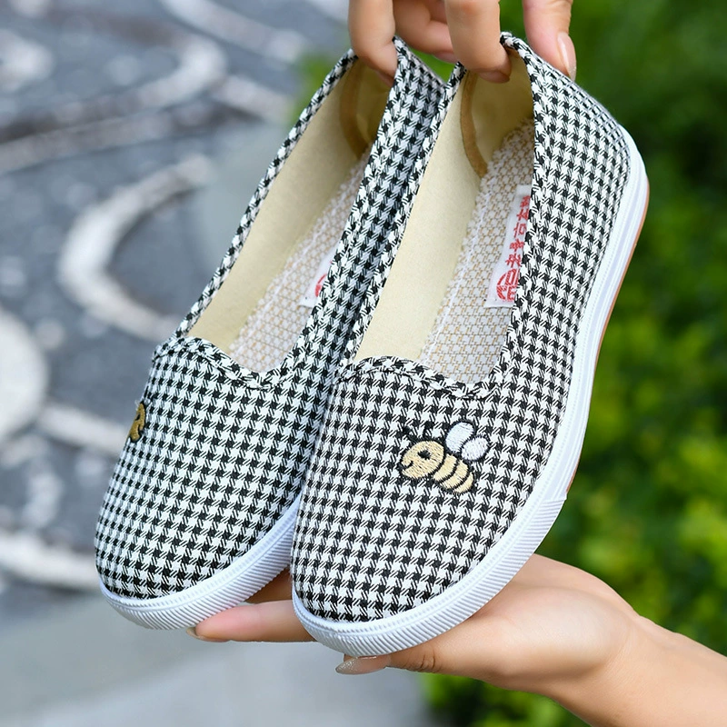 Весенне-осенние тканевые туфли в стиле старого Пекина для женщин, нескользящие туфли на плоской мягкой подошве для мам, туфли для женщин среднего и старшего возраста, удобные и универсальные.