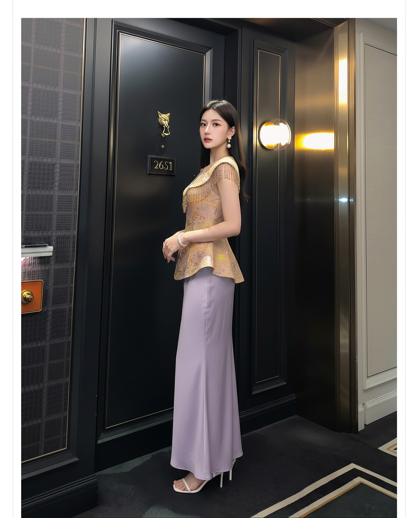 Bộ áo khoác gile và chân váy xếp ly phong cách Tân Trung Hoa, tay áo đính hạt và tua rua — bộ đồ, Màu tím nửa váy, Áo khoác vàng chi tiết 9