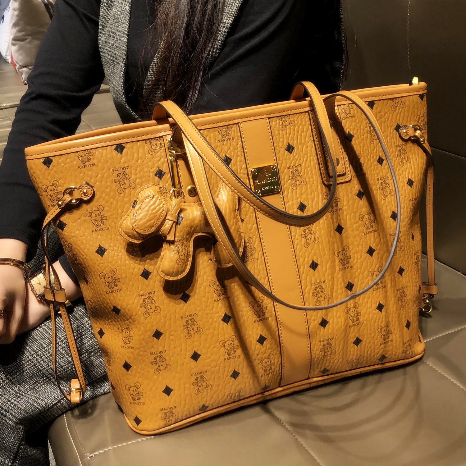 香港品牌包包女新款2025大容量高级手提包真皮通勤流行单肩托特包