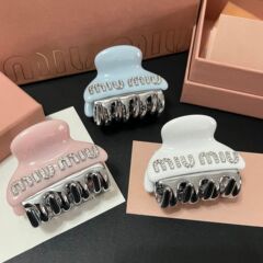 MIUM缪女士家经典新款满钻字母抓夹女精工树脂金属后脑勺少女发夹