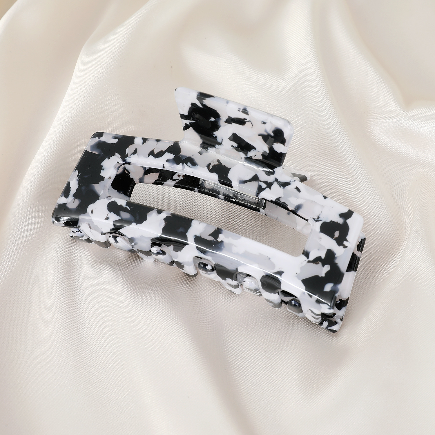 Korean Checkerboard Catching Clip Temperament Black And White Hairpin Acrylic Hair Accessories display picture 2