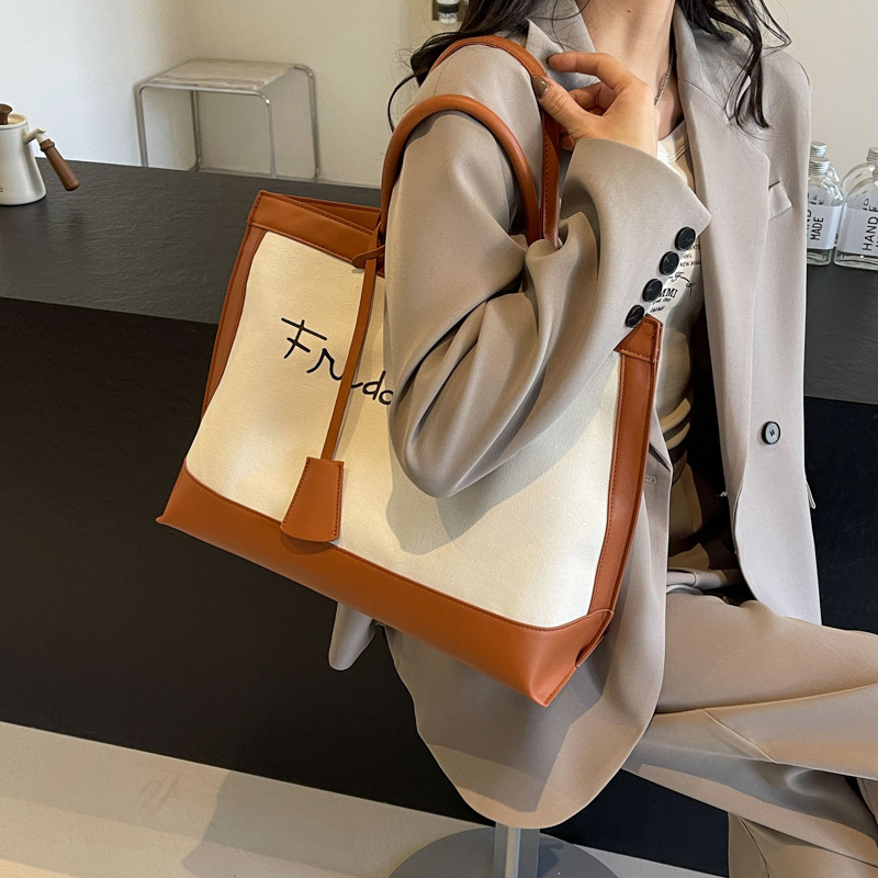 Bolso portátil retro de alta gama de gran capacidad para mujer 2024 nuevo estilo de moda lona contraste color viajero bolso de un solo hombro