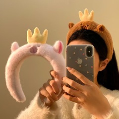 カピバラのぬいぐるみのカチューシャの女性が可愛い顔をしてマスクをします。