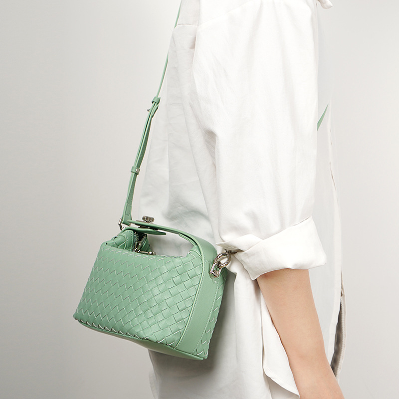 2026 Model Women's Niche Design Bag, Lunch Box Bag, Underarm Bag, Handbag, Genuine Leather Hand-Woven Lunch Box Bag, Women's Bag