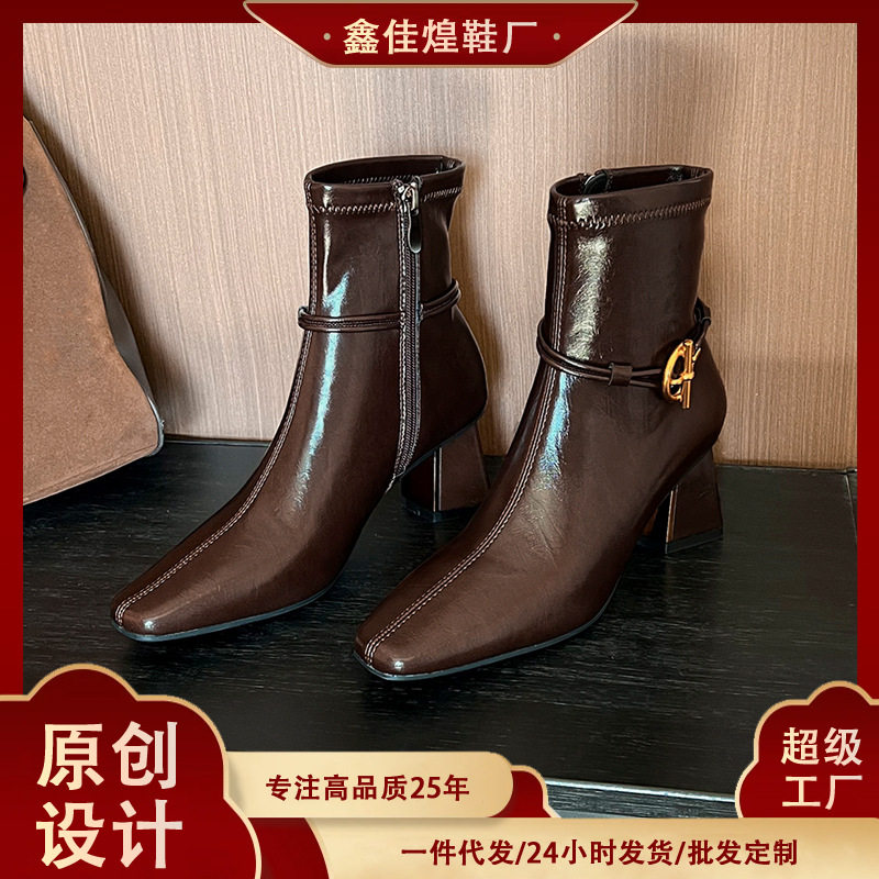 Bốt nữ cổ thấp gót dày mũi vuông trang trí kim loại kiểu Pháp, gót 6–8 cm — Màu nâu (lớp lót nhung), Màu đen (lớp lót nhung)