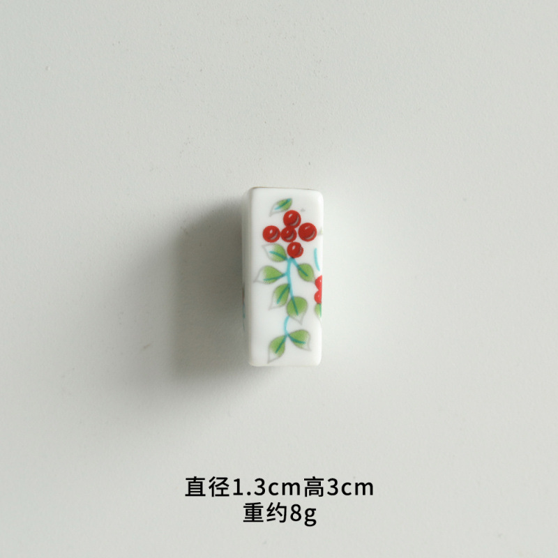 흰색 바탕에 붉은 과일