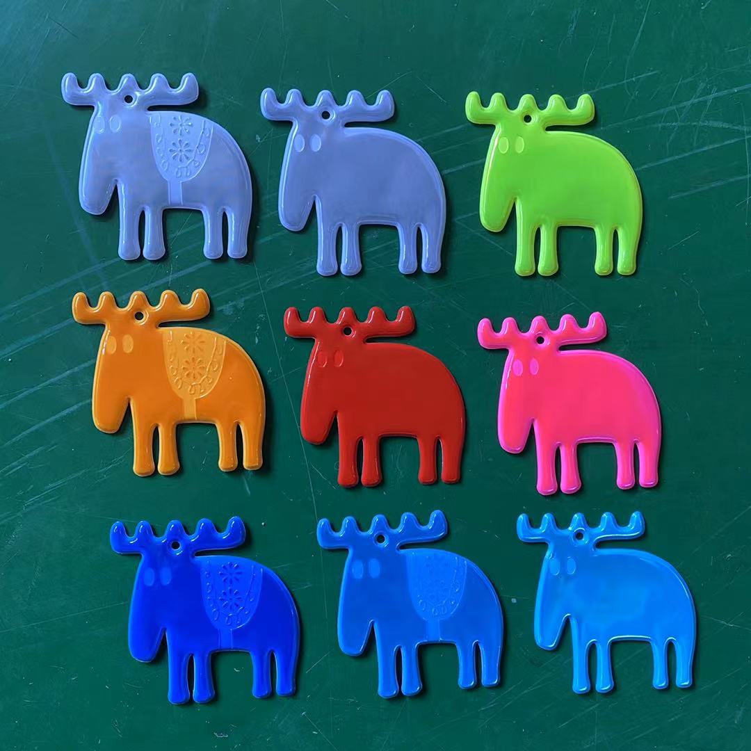 鹿型反光钥匙扣 彩色压花型背包反光挂件  高亮可印刷反光吊牌