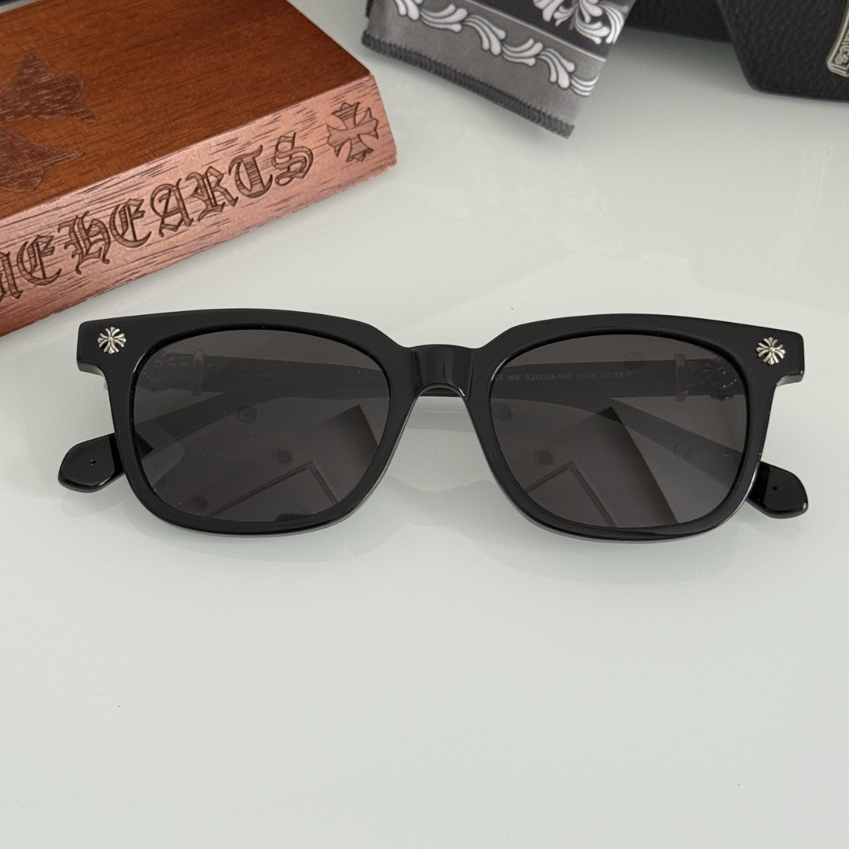 Classic fashionable universal sunglasses for men and women