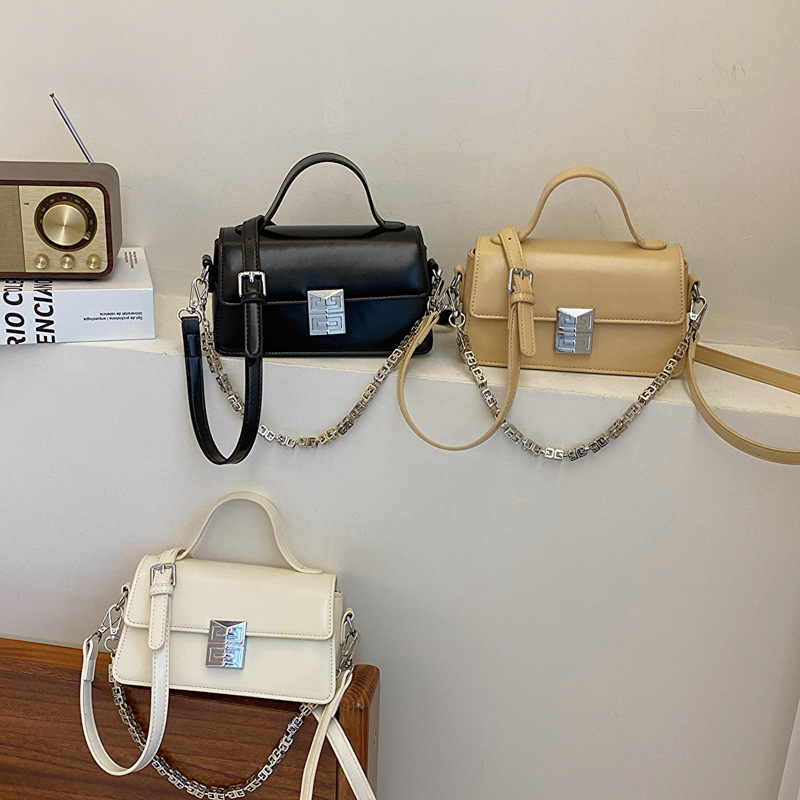 Bolso de moda de nicho de cadena de mano de mujer 2024 nuevo estilo simple popular bolso de hombro pequeño textura mochila