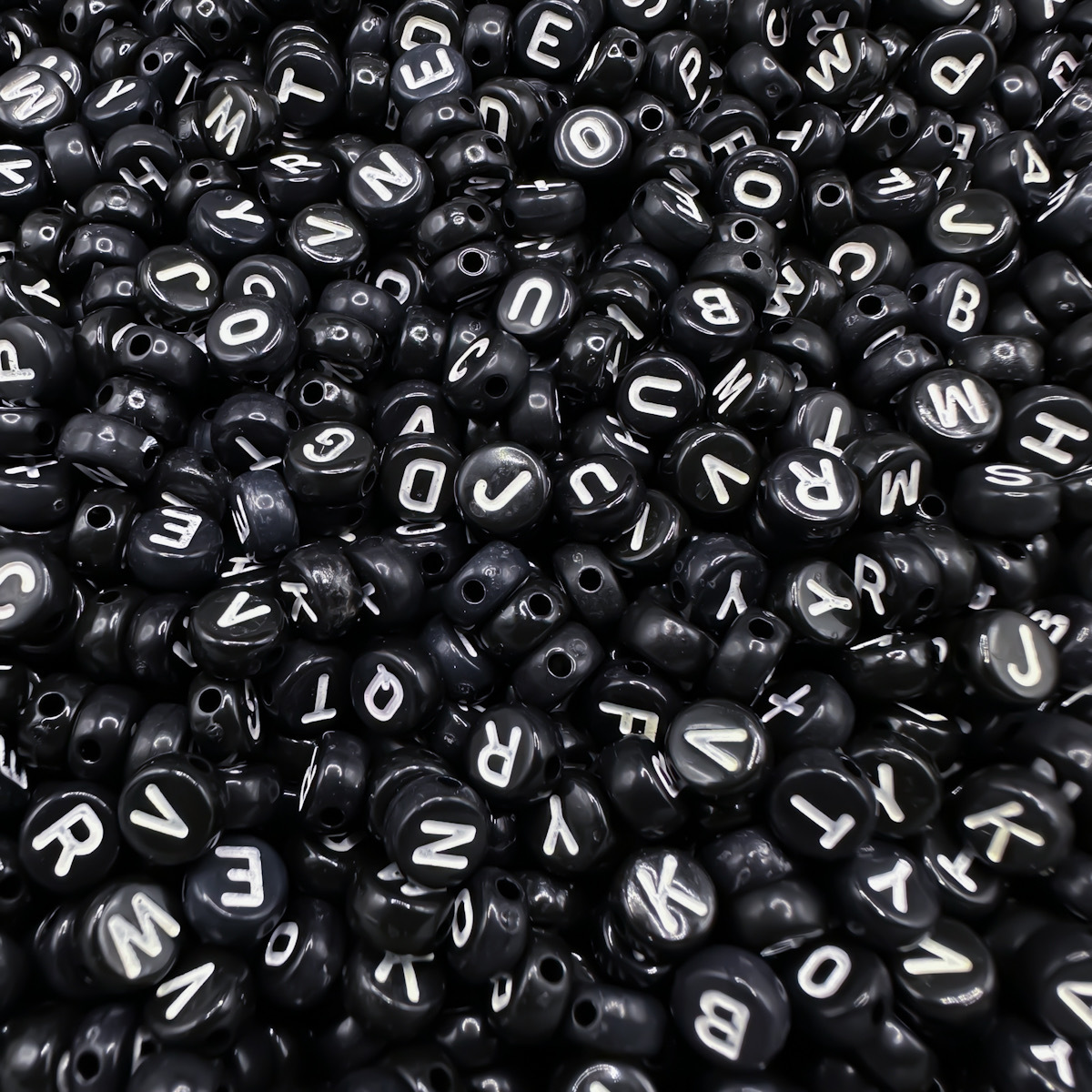 亚克力字母珠黑底白字母26英文A-Z单字母扁珠diy手链串珠配件材料