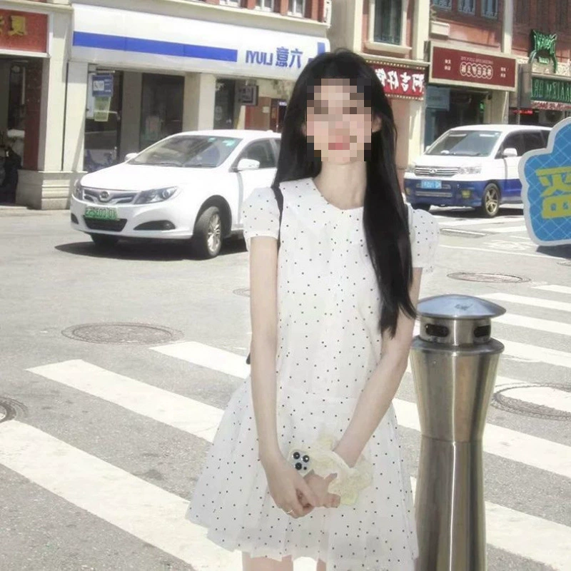 Белое платье в горошек «Первая любовь» во французском стиле с отложным воротником, элегантная плиссированная короткая юбка А-силуэта с завышенной талией для лета.