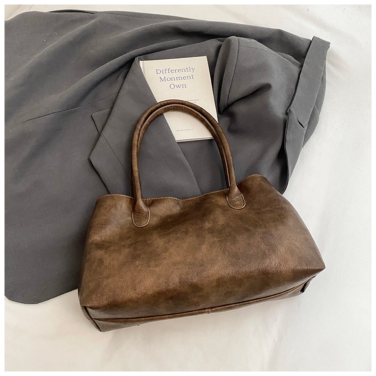 The laid-back style large-capacity underarm tote bag for women in 2025, with a lock, is fashionable and versatile. It's a trendy single-shoulder bag for commuting undefined