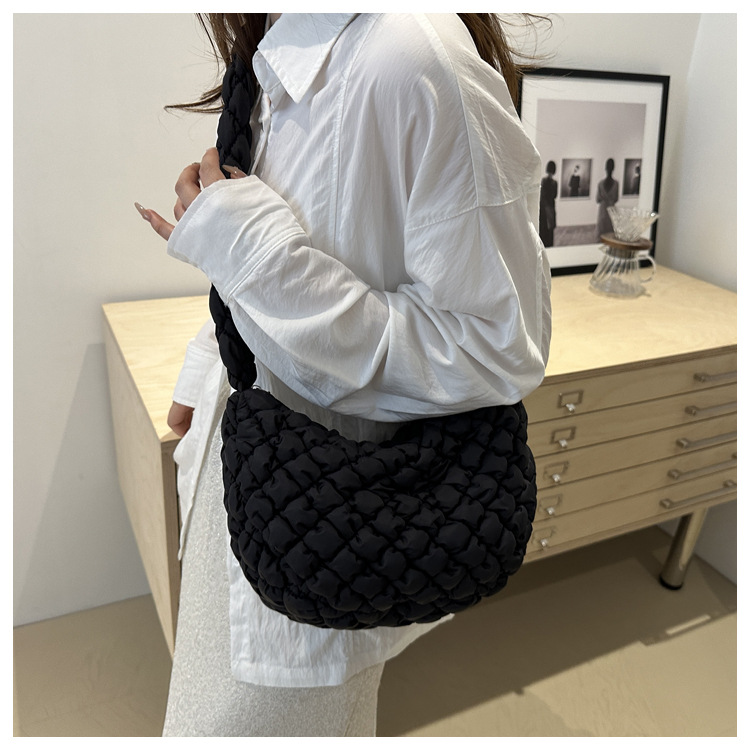 Large-capacity pleated cloud bag, new fashionable single-shoulder hand-held dumpling bag, solid-color simple crossbody bag, cross-border wholesale undefined