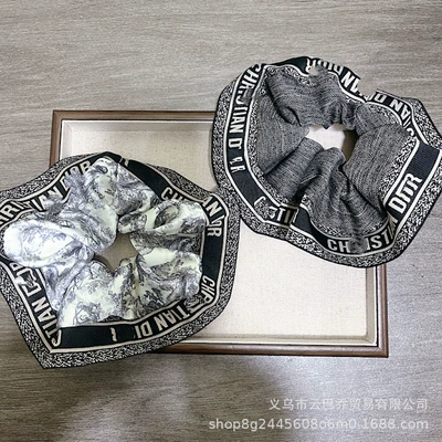 Wide-Brimmed Ribbon Letter Hair Tie: Saç üçün rezinlər