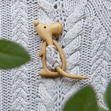 Brooch pin with wooden animal patternľ�Ƅ���D����� ë�A