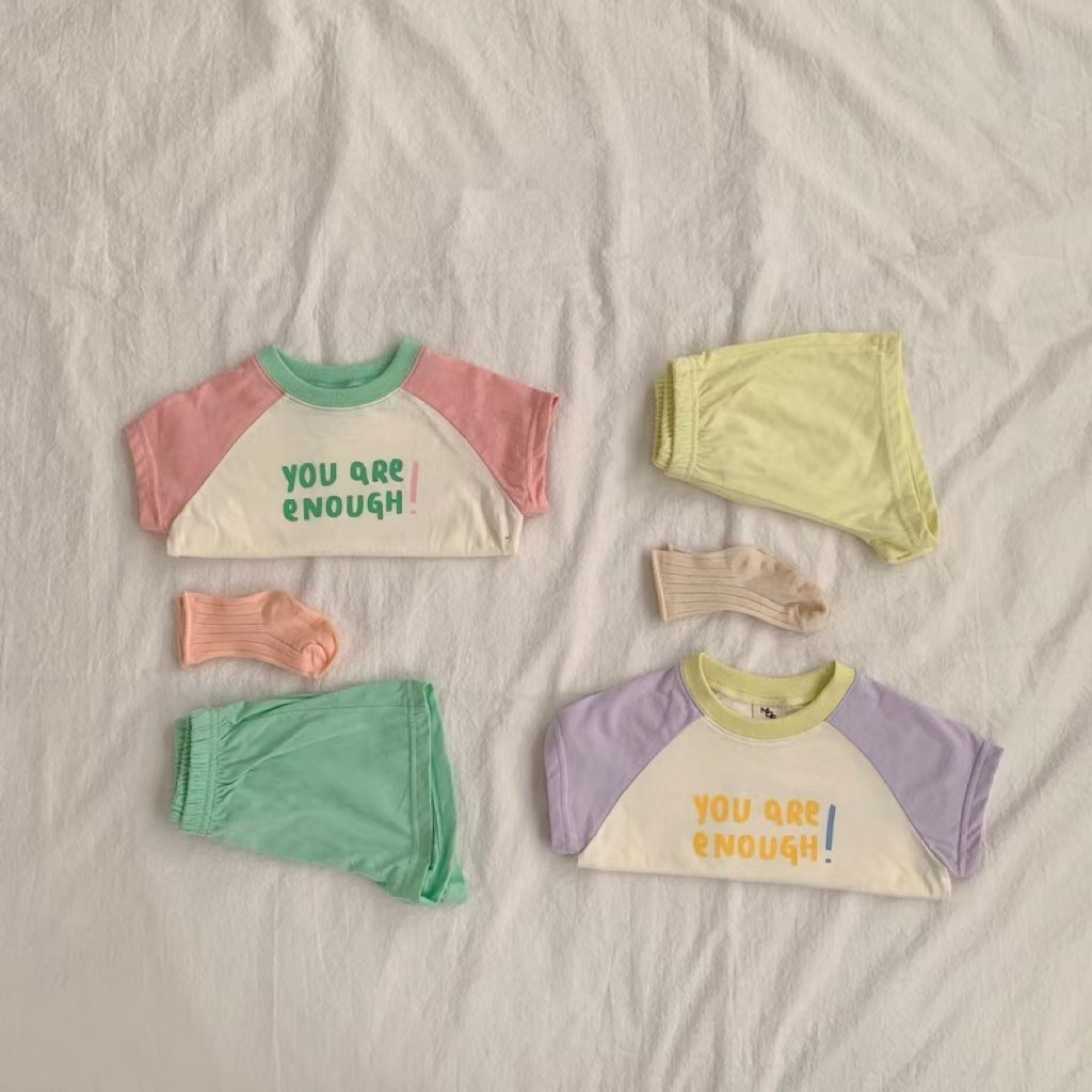 Juego de tres colores con diseños y combinación de colores para bebés/niños pequeños estilo coreano de internet de verano, parte superior con letras, cuello redondo, color pastel, versátil, juego de dos piezas image 3