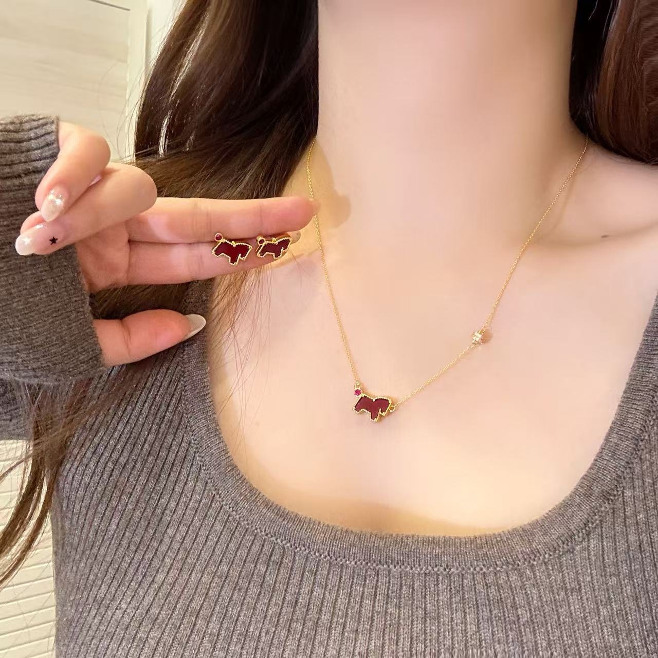 신년 레드 에나멜 골드 테두리 조랑말 목걸이 여성 데일리 쇄골 체인 귀걸