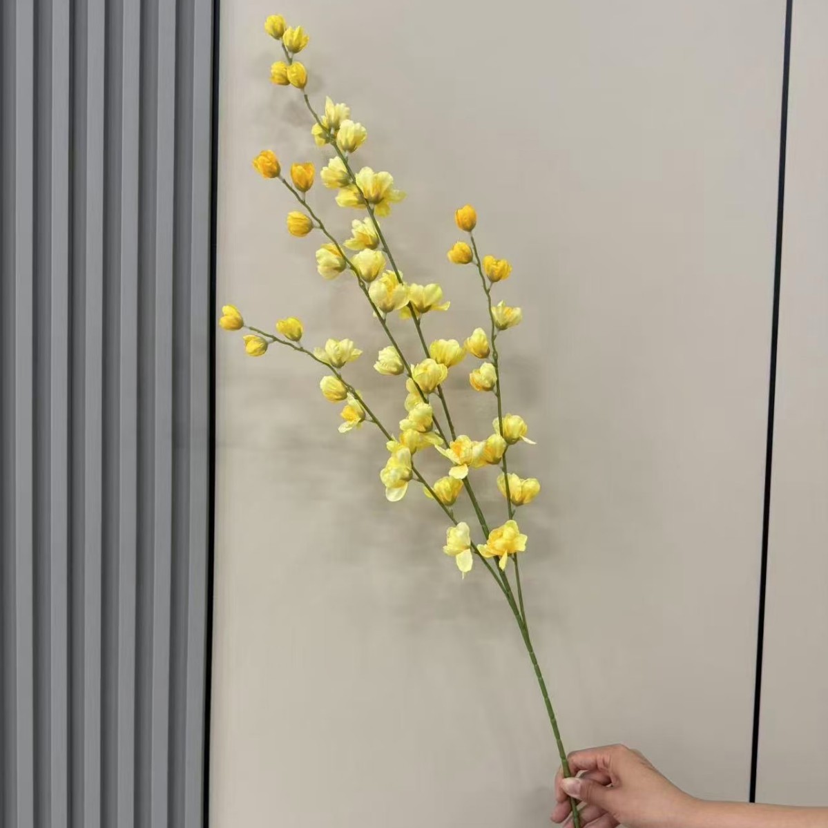 Simulación de 4 ramas altas flores de línea violeta decoración de bodas sala de flores de seda techo alto material floral camino de guía de flores
