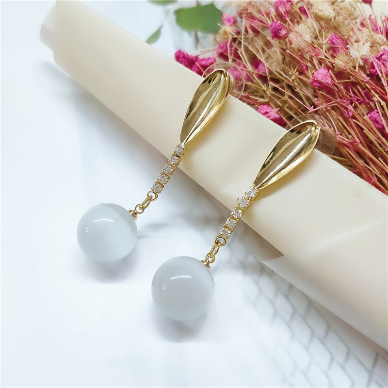 Fashion Pearl Diamond Earrings display picture 3