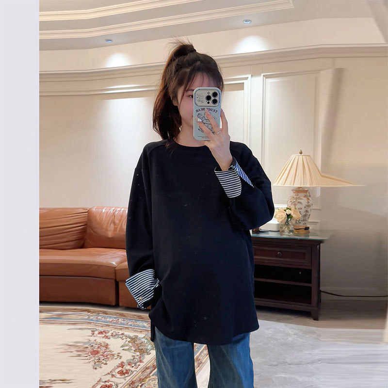 妊婦のパーカーのシャツのストライプの袖は長袖のtシャツの秋の服をつなぎ合わせます。|undefined
