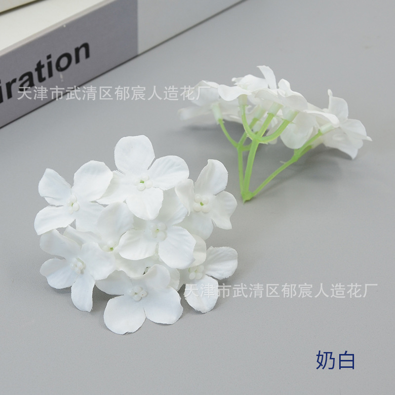 밀크 화이트