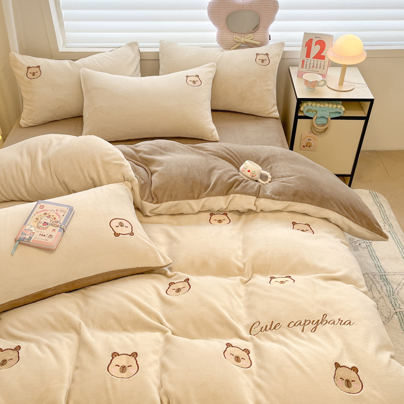 Leche de seda cama de cuatro piezas 2025, nuevo otoño y invierno de seda de coral, sábanas de calentamiento gruesas, colchón de cama de tres piezas