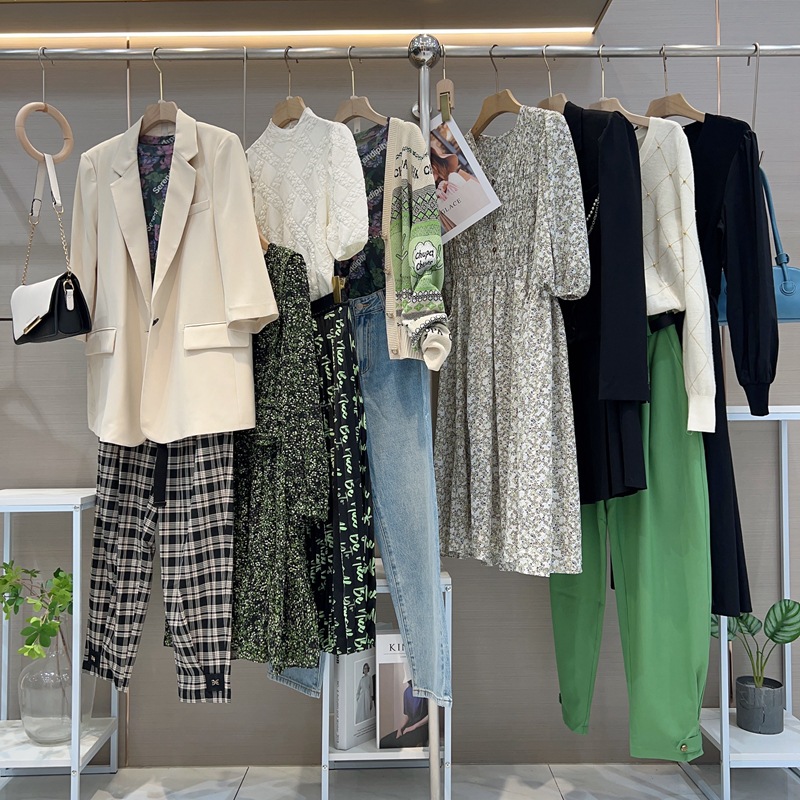 광저우 13 라인 브랜드 할인 여성 의류 도매 라이브 방송 엔티티 1 차 공급 인출 캐비닛 도매 가공