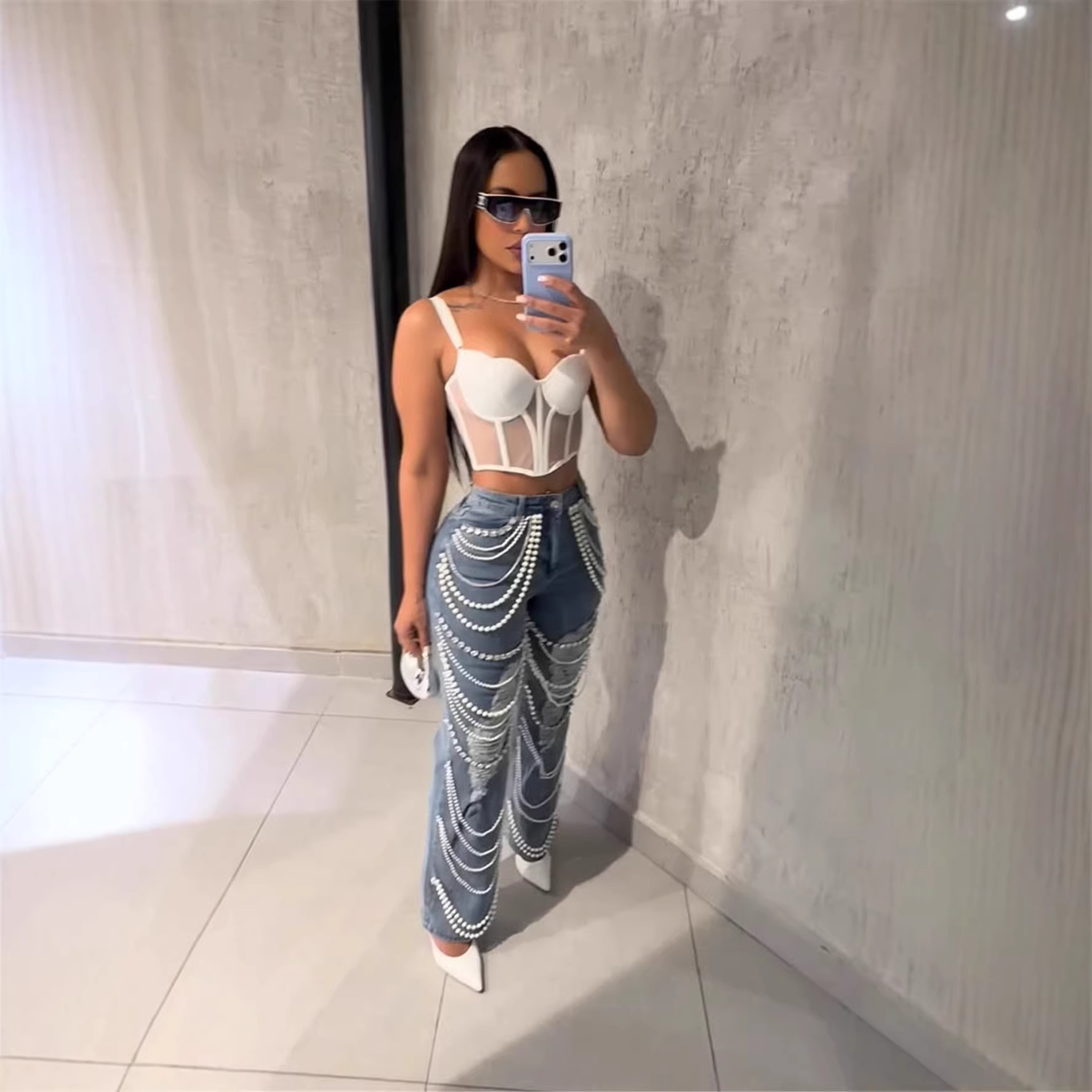 Dameskleding: Damesjeans met rechte pijpen en een verwassen look, met een hanger in de vorm van een diamanten ketting. Modieus voor formele en casual gelegenheden._voghion.com