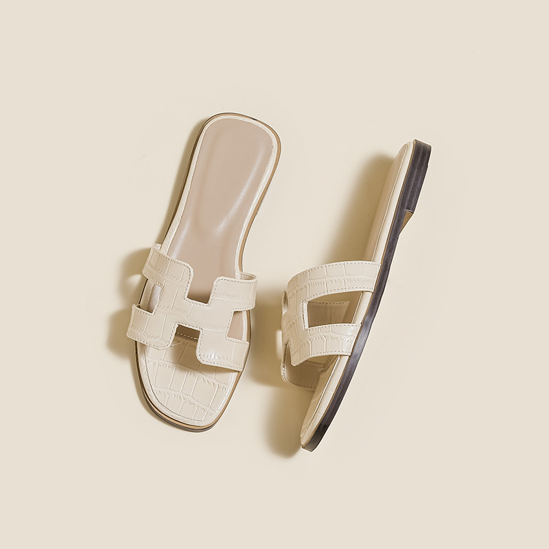 [in stock and fast delivery] Sandals Women's Summer Shoes Fashionable Beach Flat Shoes Instagram Fashionable White Slippers Women's Outer Wear