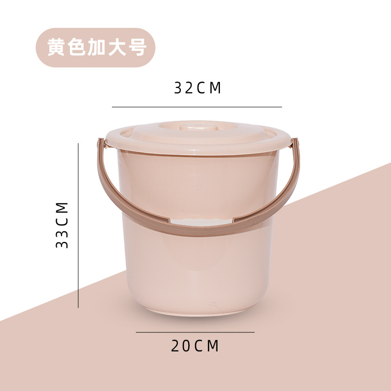 蓋付きの厚い家庭用大型プラスチックは、家庭用の手提げバケツの家庭用バケツを持っている学校の寮の学生がバケツを持っている