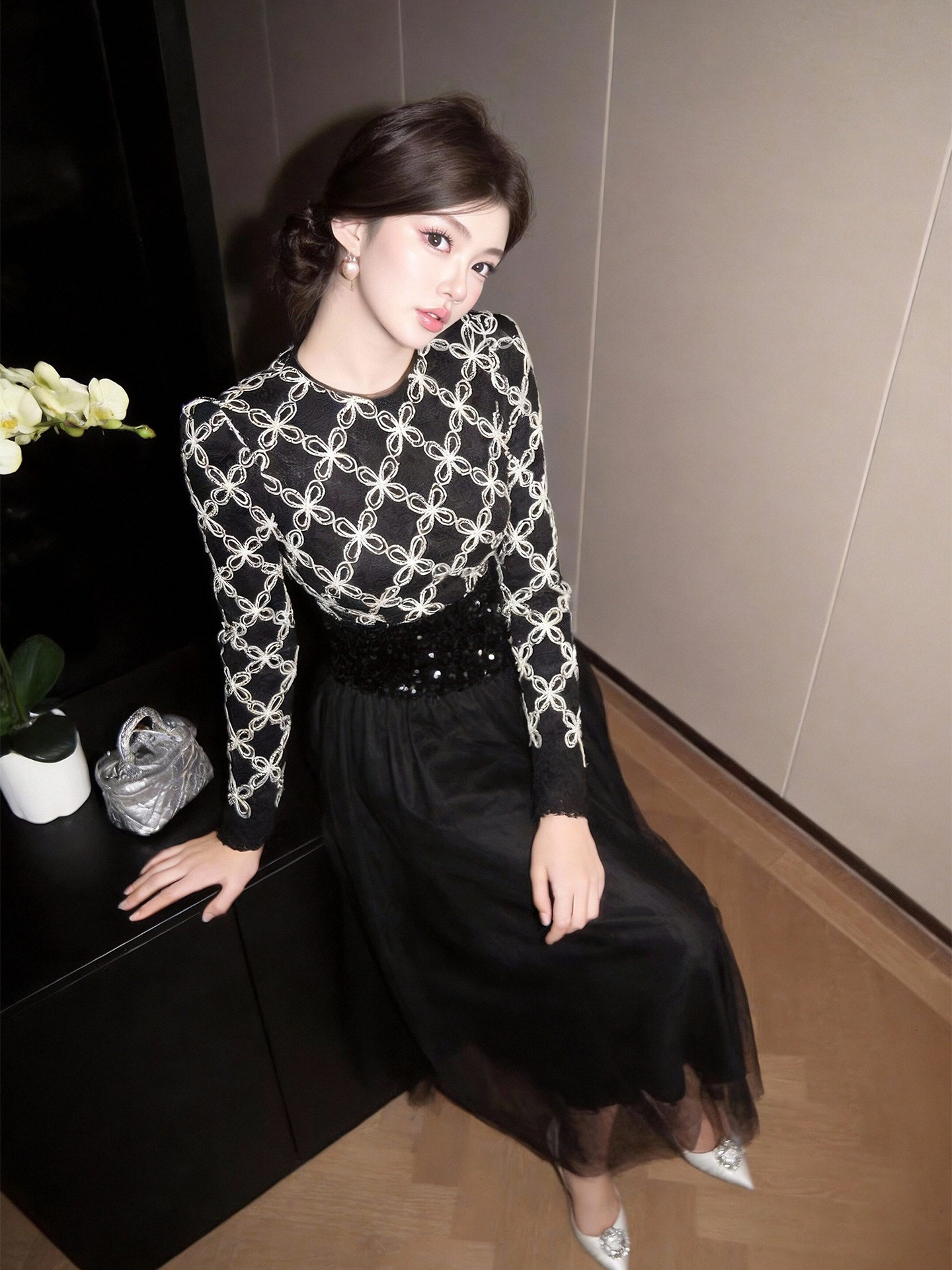 Đầm nữ cổ tròn ren thêu sequin thắt eo lưới midi — đen