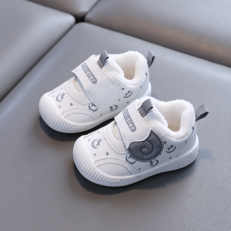 Nuevos zapatos de invierno para niños pequeños, dos zapatos de bebé de algodón para niños, zapatos de algodón cómodos de suela suave, zapatos blancos ligeros y cálidos de cuero