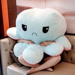 タコのぬいぐるみの大きいサイズは両面反転して顔を変えます。