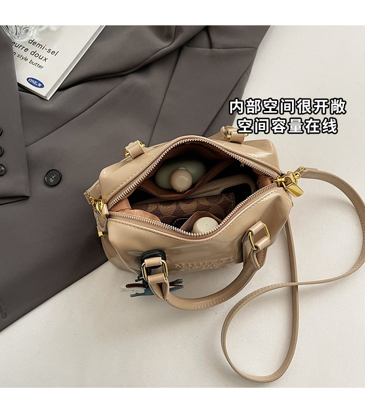 Casual and simple hand-held pillow bag for women, 2025 new style, fashionable and trendy, niche single-shoulder crossbody bag for work and commuting undefined