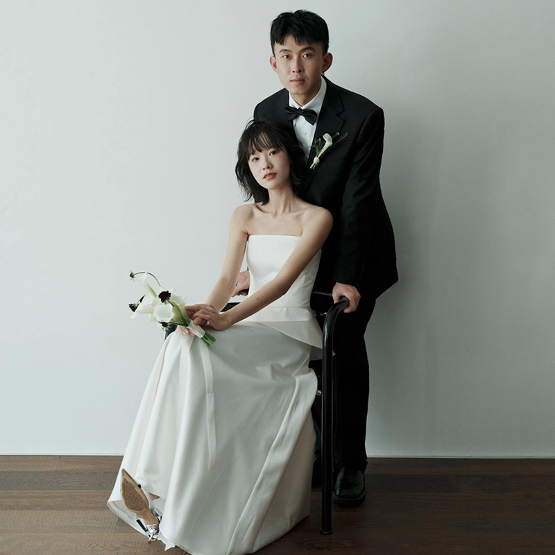 Vestido de boda ligero de pecho francés, vestido de novia simple, certificado de registro de satén, vestido blanco, vestido de compromiso blanco