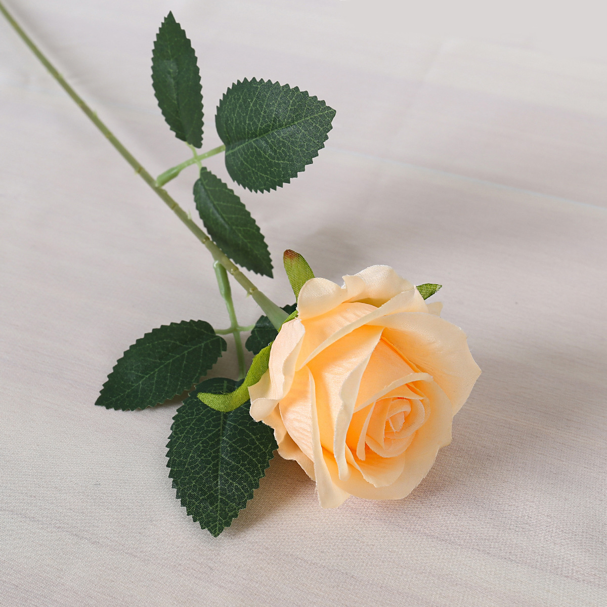 Una sola rosa amarilla clara (tela de seda)