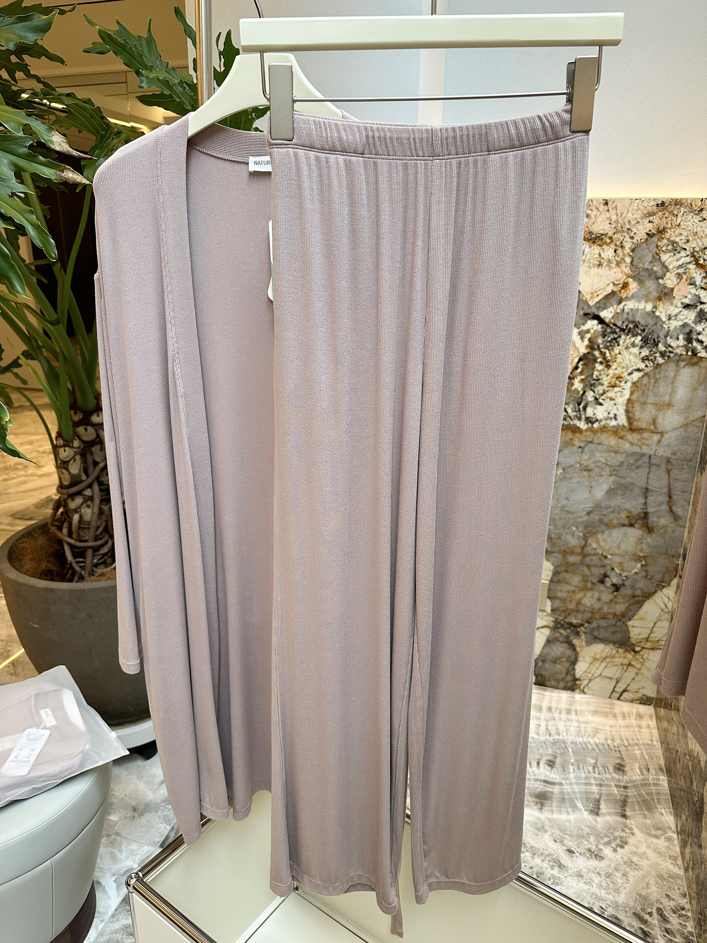 Title 19, Cardigan a coste con bretelle e pantaloni pigia...