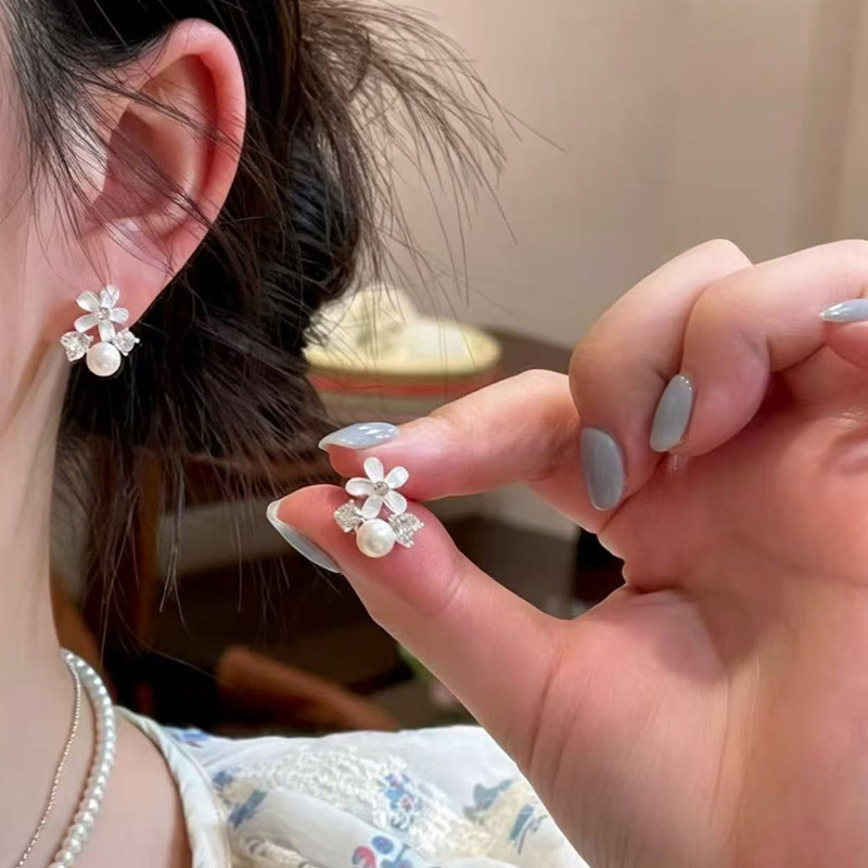 Corea del Sur explosión ultra inmortal cristal mariposa pendientes nicho femenino de alta calidad temperamento universal perla pendientes de orejas al por mayor