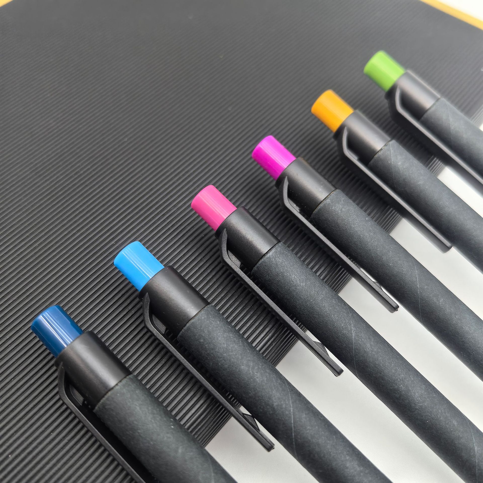 Presione bolígrafo de tubo de papel negro ecológico bolígrafo de regalo de publicidad de tapa de color bolígrafo de papel kraft verde reciclable