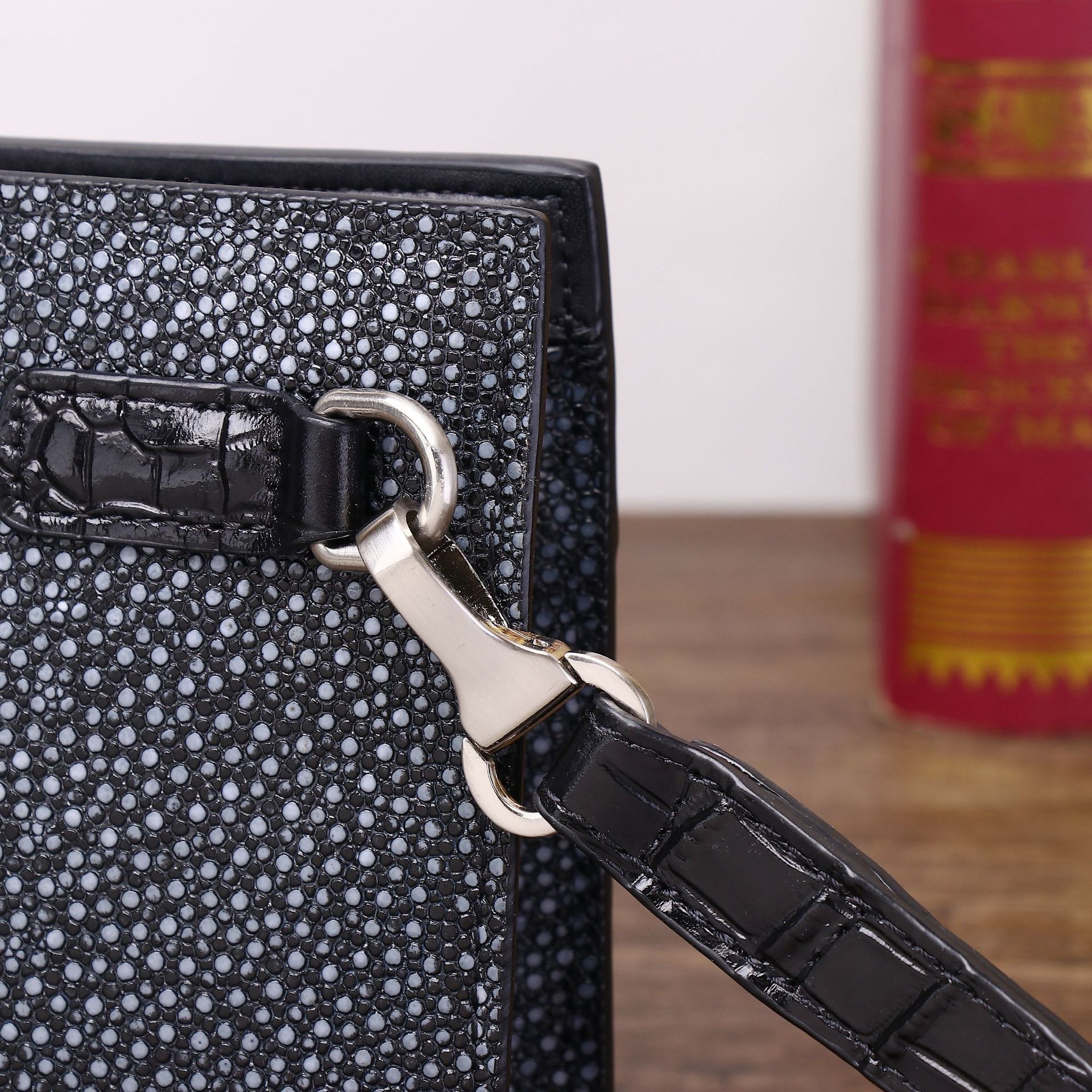 Túi clutch nam họa tiết vân cá ngọc trai bóng mượt, dung tích lớn, đựng điện thoại chi tiết 6