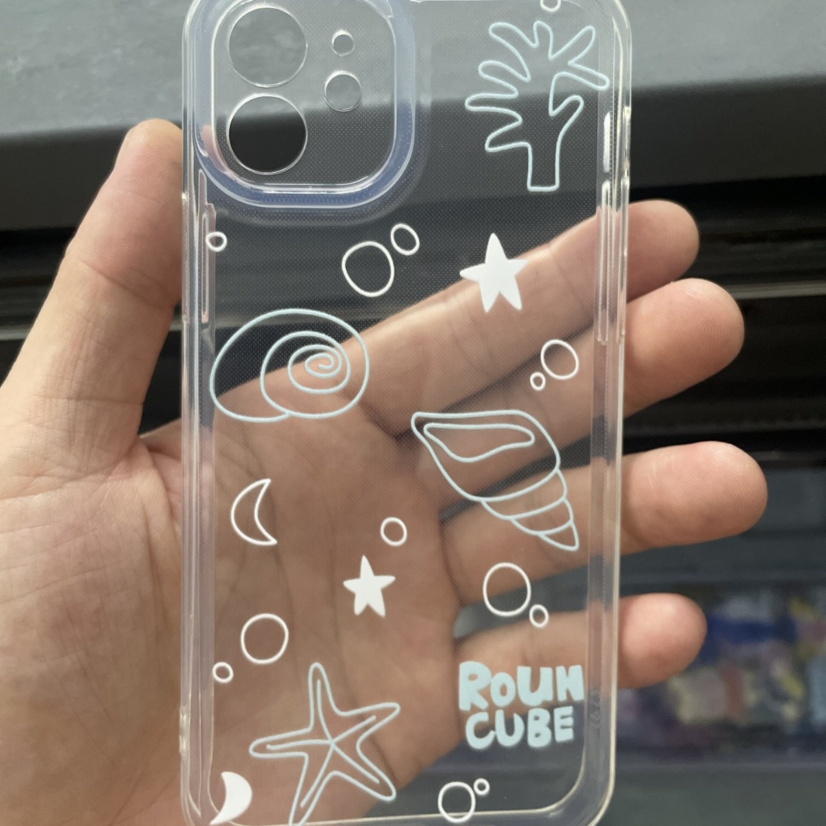 Simple and stylish seashell-patterned soft case for iPhone 15, 11/12/13, and 14/17 Pro.