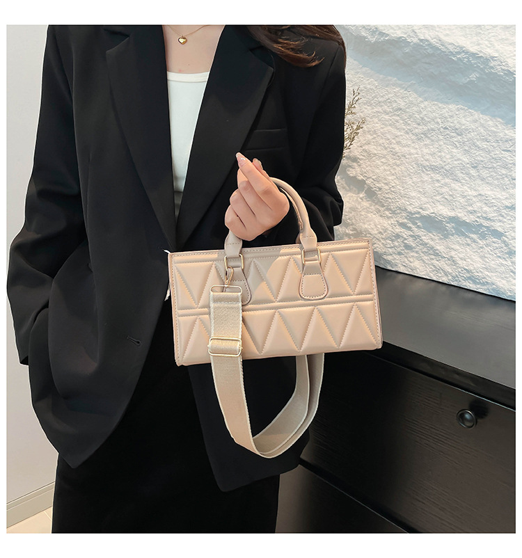 Women's Small PU Solid Color Elegant Streetwear Plaid Square Zipper Square Bag display picture 16