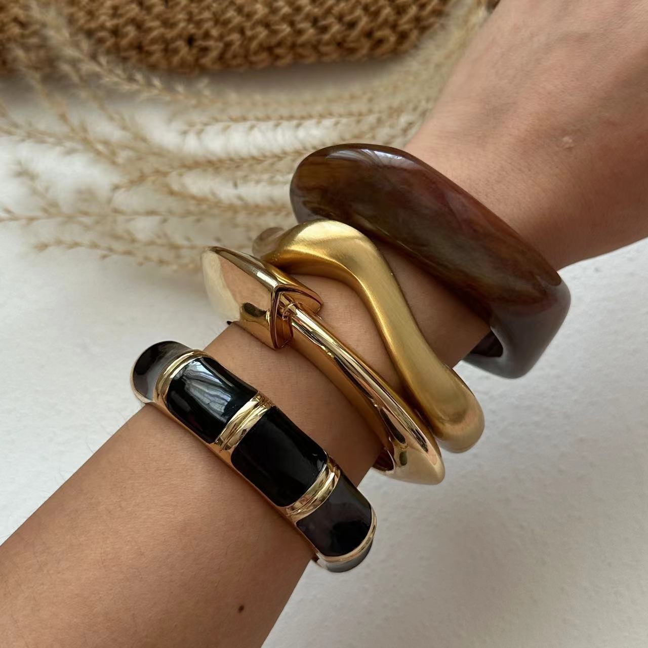 65g Weight Bangle Classification Alloy Chain Material 1 Piece Quantity Casual, Daily Occasion Alloy Material Solid Color Pattern Women's Gender Plating Design Elegant, Vintage Style Style Coffee, Gold Color Elegant Vintage Style Solid Color Alloy Wholesale Bangles 无