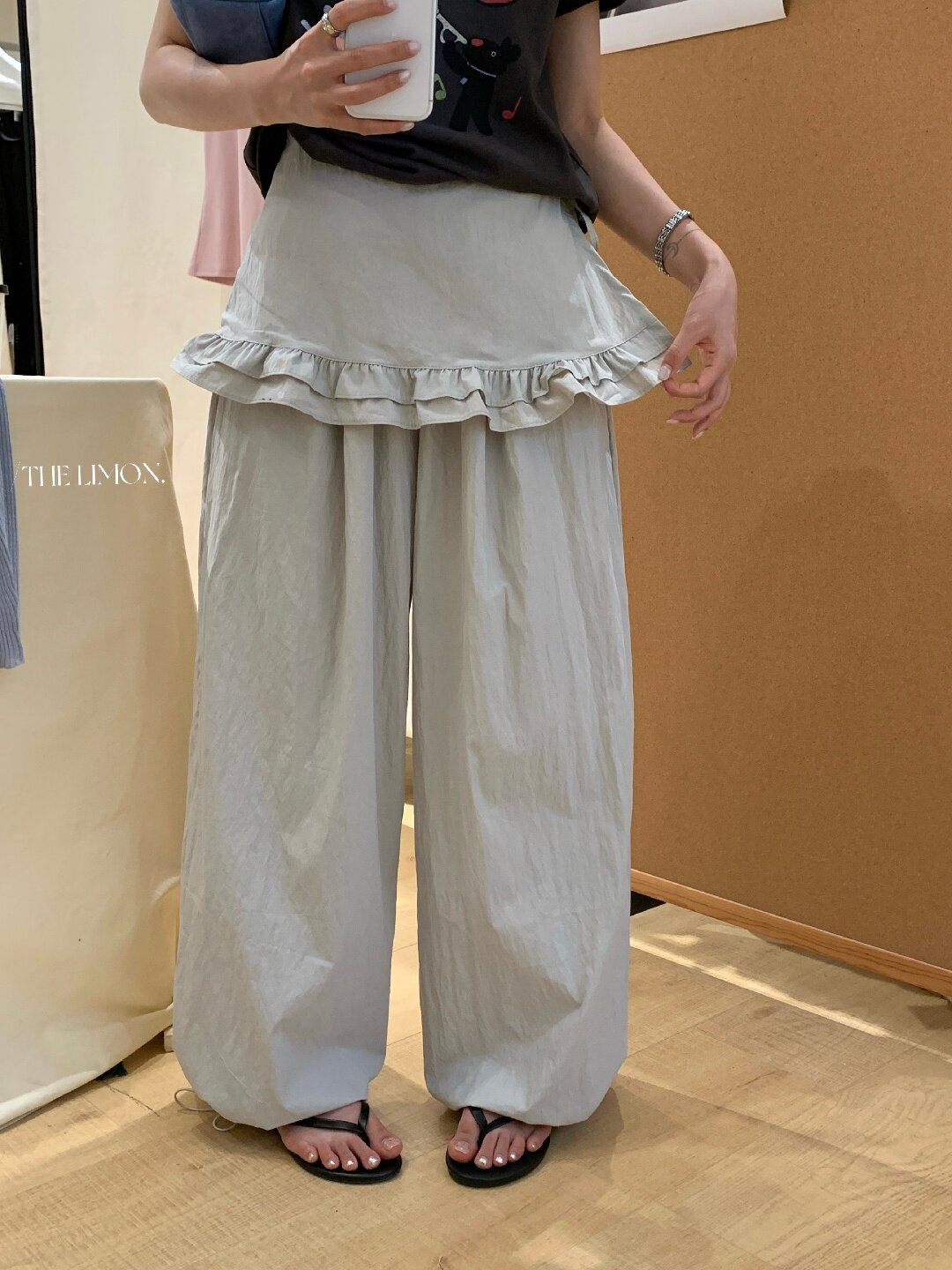 Quần culottes nữ ống rộng cạp cao, phối viền ren xếp tầng, dáng suông rộng, thanh lịch và thoải mái — màu đen, Xanh da trờicolor, màu trắng, Đá vôi chi tiết 39